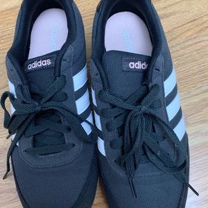Adidas tennis shoes I-5923